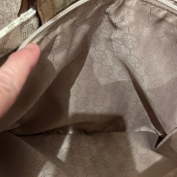 Sale! Michael Kors large jet set monogram tote - Picture 10 of 14